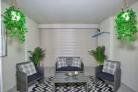 Beautiful 1st floor poolside 2-bedroom condo 5 min walk to Old Town Scottsdale..