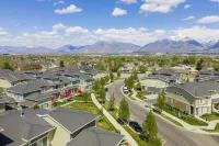Entire Townhome “Legends Retreat” Clean + Modern
