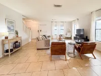 6 Beds/4 Rooms / 2 mt Freeway