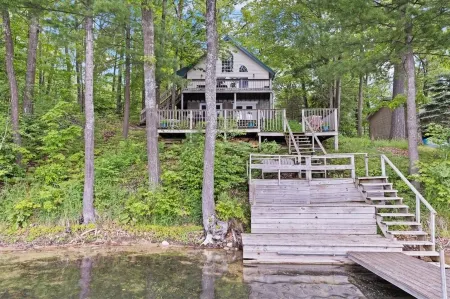 Family sized cottage near Gaylord on a private lake!