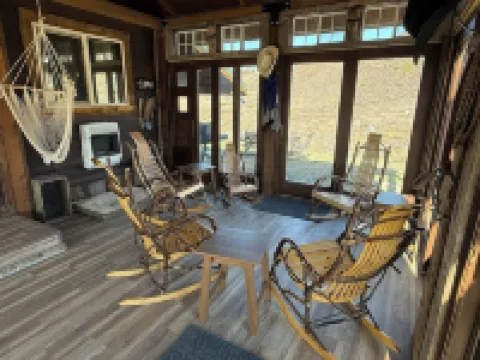 Stagecoach Cabin - Antique Western Charm