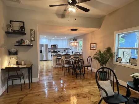 Farmhouse !!  1 min to  Randy’s Icehouse, Tx Beer Co & Taylor Liquor & 5 Samsung