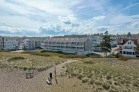 Oceanfront Condo – Walk to Pier & beach out your front door!