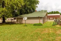 3 Bed 1 Bath Home Conveniently located in the heart of Pryor