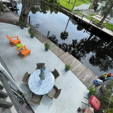 Relax on the beautiful Weeki Wachee River at the charming Seahorse River House!