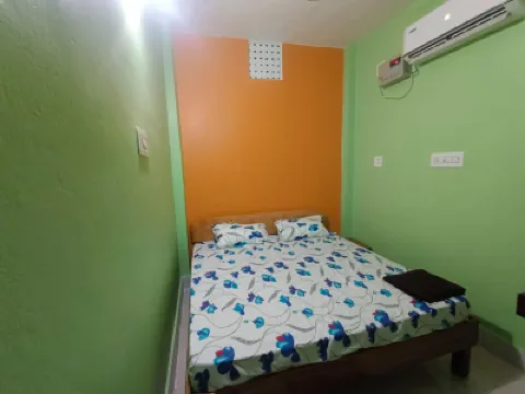 Goroomgo Grand Inn Lodge Grand Raod Puri فنادق في 