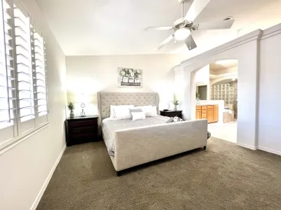 Wknd@Bernies Beautiful Sunset-Water Views, Prvt Heated Hot Tub, Large Game Room! Hotels in 