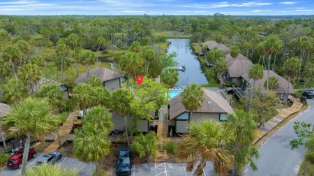 Charming Waterfront Home - Dock Access - Fishing Retreat - Pool - AC - King Bed! Отели рядом с достопримечательностью «Парк штата 7 Майл Луп Трейлхед Кристал Ривер Презерв»