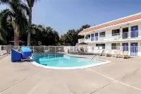 雷迪森公園酒店，莫德斯託 - 泳池