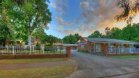 Barrass's John Bright Motor Inn - parking