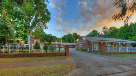 Barrass's John Bright Motor Inn Отели рядом с достопримечательностью «Bright Riverside Adventure Playground»