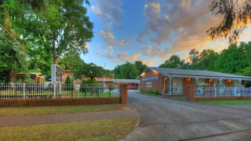 Barrass's John Bright Motor Inn Hotels in Tawonga