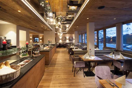 Alpine Lifestyle Berghotel Madlener Отели в г. Дамюльс