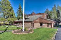 Paradise Pines 3BR Secluded Cabin Minutes in Tahoe Donner! Hotels near Rainbow Bridge / Donner Summit Bridge