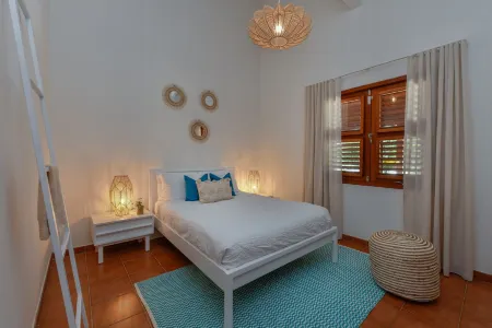 Secluded Villa with Pool3Min to Beachfree Utilities