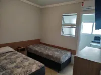 Kitnet com ar na praia das Astúrias Hotell i Jardim Las Palmas