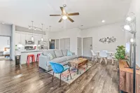 Cozy 2BR Suite Close to Downtown w Fast Wifi - 3-Star