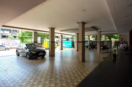 Philomena Hotel & Apartment Отели рядом с достопримечательностью «Parisutham Nagar Playground»