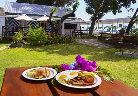 Maggie May House Boat Отели рядом с достопримечательностью «Addo Elephant Safaris»