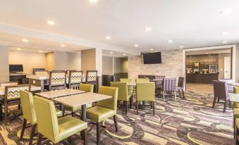 La Quinta Inn & Suites by Wyndham Cleveland - Airport North