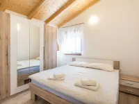 Attractive Holiday Home with Pool, Hot Tub, Patio, Courtyard Hotels in Peroj