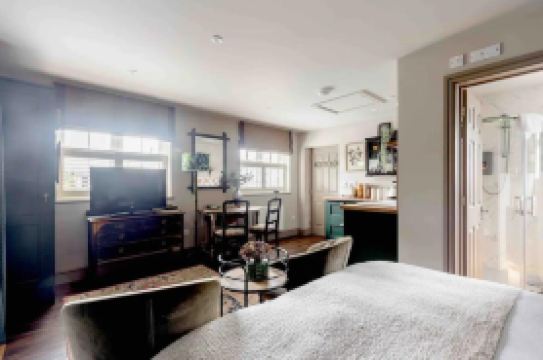 Peaceful Studio Flat with Patio and Dogs Allowed