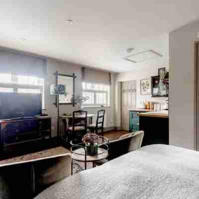 Peaceful Studio Flat with Patio and Dogs Allowed Rooms