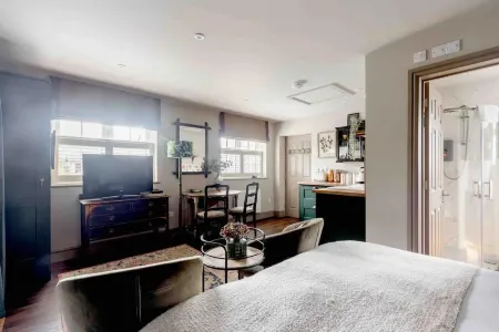 Peaceful Studio Flat with Patio and Dogs Allowed Отели в г. Кобем