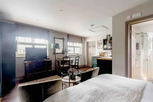 Stunning Private en-Suite Studio in Cobham