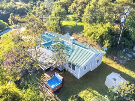 3Br Private 8 Acre Spa Retreat - BBQ, Patio, Views