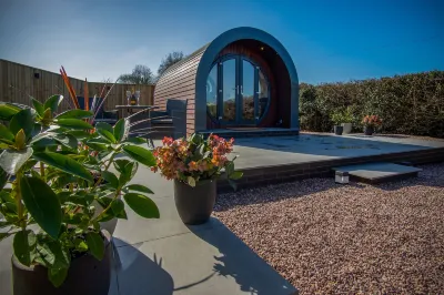 Bracken Burrows - 1 Bedroom Pod - New Hedges Hotels in Tenby