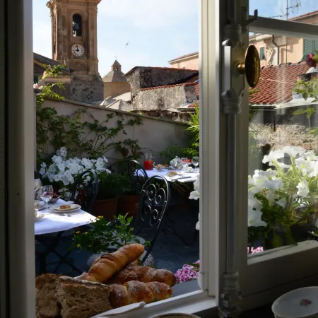 La Terrazza di Vico Olivi B&B Отели рядом с достопримечательностью «Станция Ventimiglia»