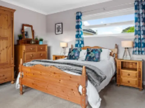 St Helens Apartment 1 - Short Walk to Beach Hotels in Amroth