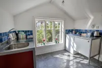 2 Bed House Sleeps 4 with Garden & Free Parking Hotels in Ronneby