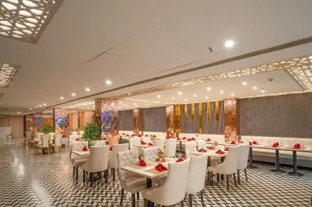 Hibiscus Select Hotel Отели рядом с достопримечательностью «Radha Krishan Park»