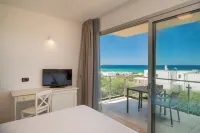 Bellevue Sardinia Resort, Affiliated by Meliá فنادق في La Muddizza