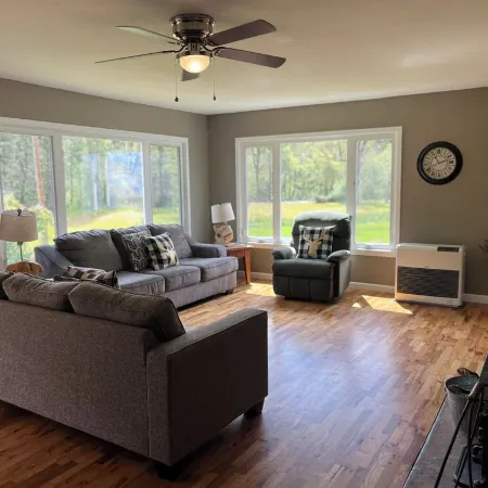 Cozy retreat on 3 acres near Lost Creek Lake. Pet Friendly