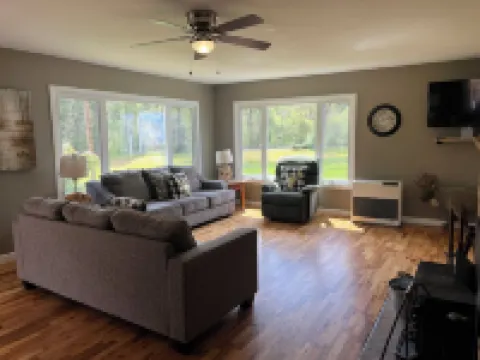 Cozy retreat on 3 acres near Lost Creek Lake. Pet Friendly