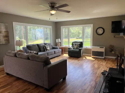 Cozy retreat on 3 acres near Lost Creek Lake. Pet Friendly