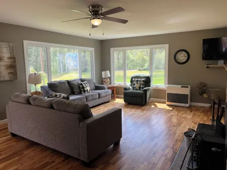 Cozy retreat on 3 acres near Lost Creek Lake. Pet Friendly