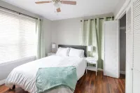 Sage Cottage: Cozy & Serene/ Sleeps 6 / Huge Yard! 칼즈배드 캐번 시티 공항 주변 호텔