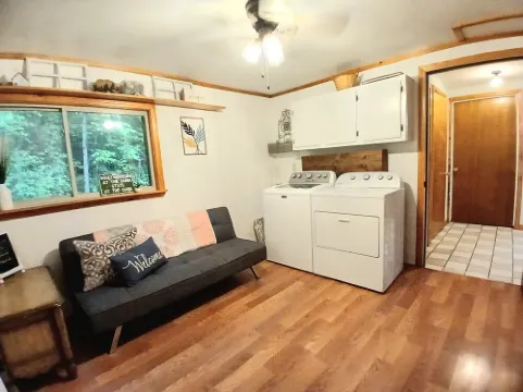 Secluded Magnolia Cabin & Hot Tub