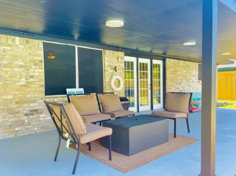 Private Pool, Game Room, King Bed, Sleeps 10, Baytown Home with WiFi & Parking