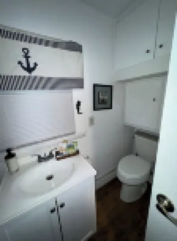 1 bed/ba lakeside cottage, large deck, west side of Seneca Lake. Pet Friendly!