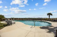 Luxurious Oceanfront Condo - Infinity Pool, Beach Access Hotels in Isle of Palms