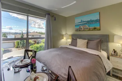 Cozy suite with lake and city views, hot tub, near parks, shopping, & dining Hotels near Mercerdale Park