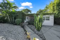 Stylish Kitchen and Lush Backyard Oasis - Modern Tropical Hotels in North Miami