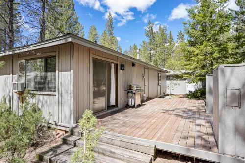Hot Tub, Sharc Passes and Spacious Outdoor Patio - Charming Hideaway