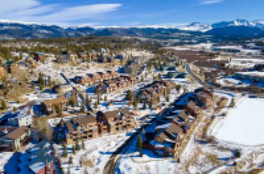 Cozy Living Space and Stunning Mountain Views - Inviting Retreat