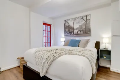 Cozy Basement Retreat with Kitchen and Stylish Living Area - Inviting Escape Hotels in 